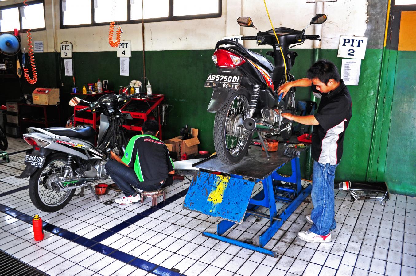 3 Mekanik SMK Cilacap Juara LKS Otomotif: Rahasia Skill yang Bikin Bengkel Lokal Kewalahan